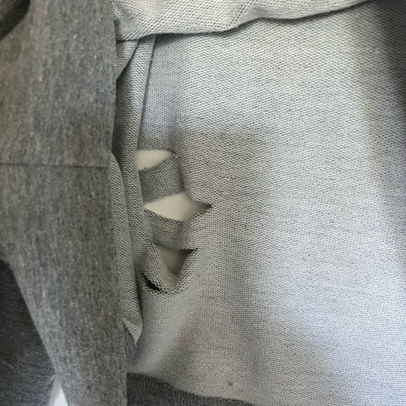 Edgy & Cozy Light Grey Skull Patch Sweatshirt - Size XL - Picture 3 of 7